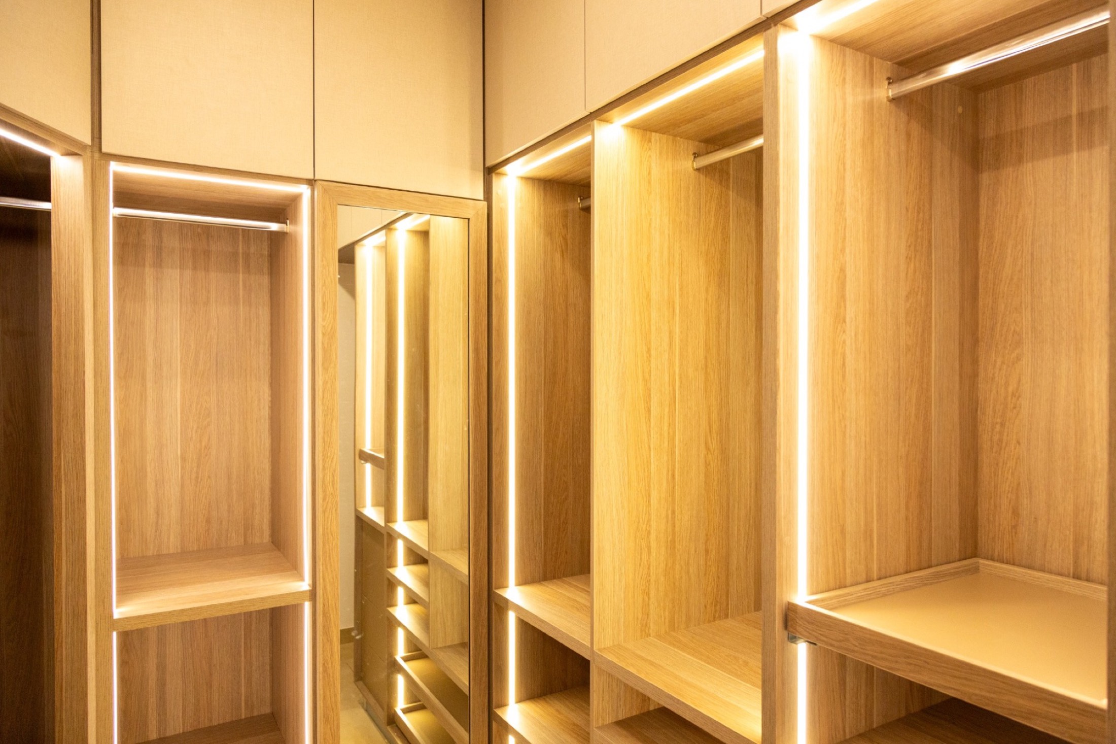 Vestidor a medida con iluminación integrada, diseñado y fabricado por Trazos
